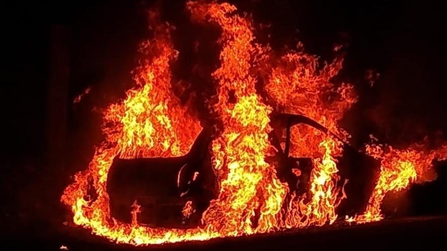 Dois homens colocaram fogo no carro do motorista, segundo a polícia - Divulgação/ Polícia Civil