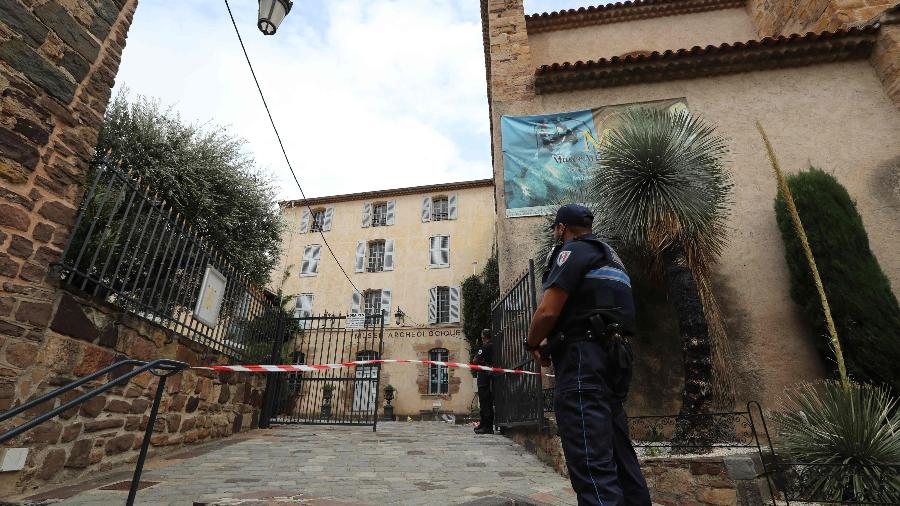 Homem é cercado em museu na França e faz ameaças - Valery Hache/AFP