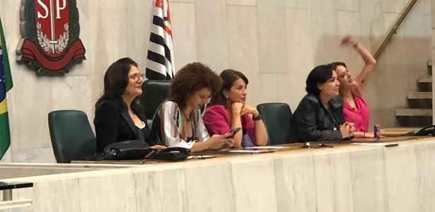 Protesto | Deputadas do PSOL e do PT ocupam cadeiras da presidência da Alesp
