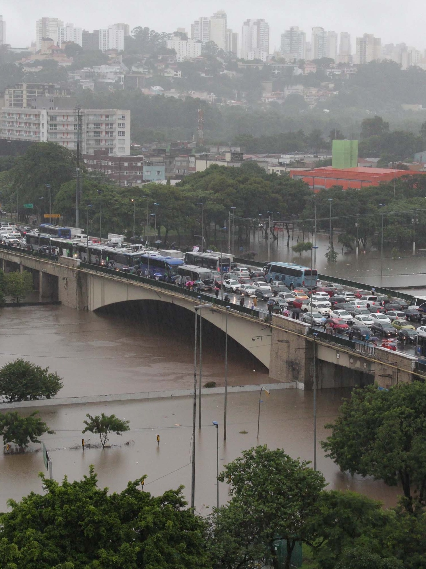 Chuva dura uma semana e moradores continuam ilhados sem ponte