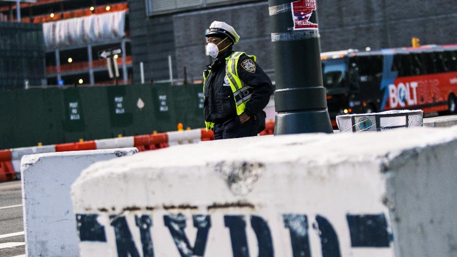 Policial usa máscara em Nova York, nos Estados Unidos - EDUARDO MUNOZ ALVAREZ / GETTY IMAGES NORTH AMERICA / Getty Images via AFP