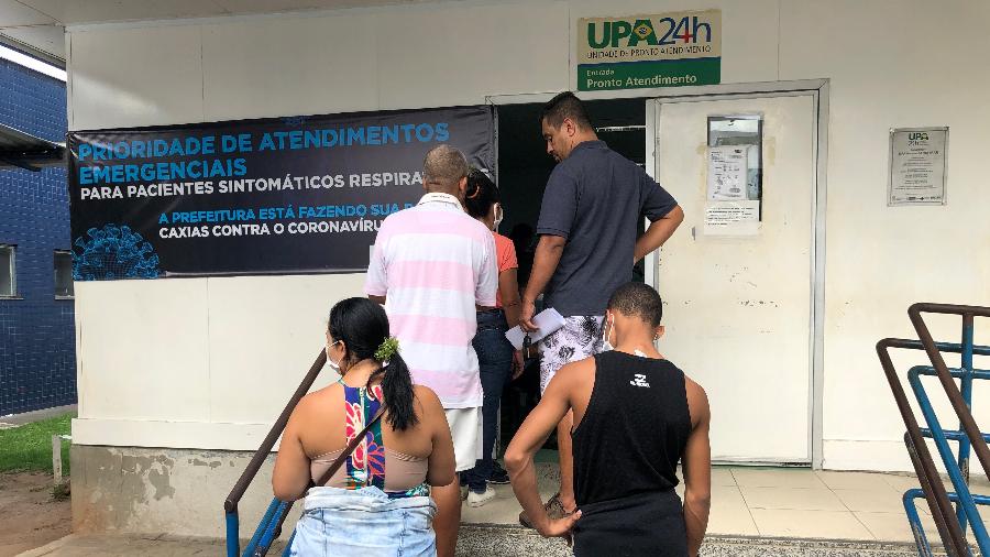 13.abr.2020 - Fila de pessoas na entrada da UPA de Duque de Caxias (RJ) - Herculano Barreto Filho/UOL