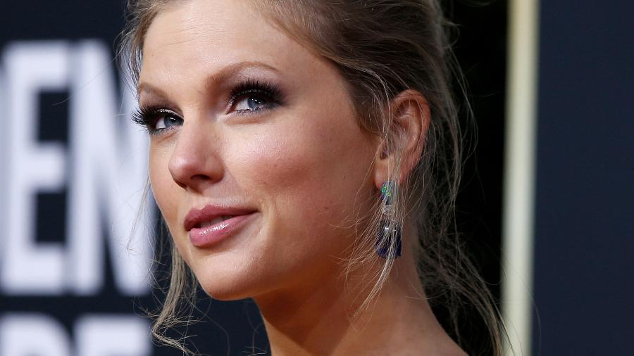 Cantora Taylor Swift caminha pelo tapete vermelho do Golden Globe - MARIO ANZUONI