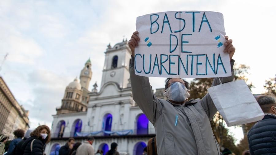 25.mai.2020 - Homem protesta pelo fim da quarentena em Buenos Aires após o governo argentino decidir estender o isolamento até 7 de junho - Getty Images