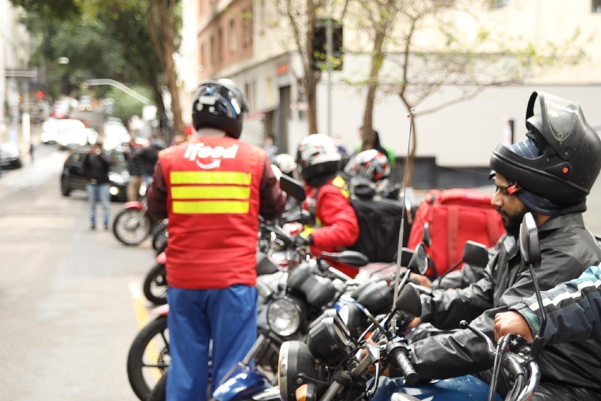 Movimentação da greve dos entregadores na rua Luis Coelho, em São Paulo, nesta quarta-feira (1). Categoria faz paralisação nacional com exigências a apps como iFood, Rappi, Uber Eats e Loggi - Danilo M. Yoshioka/Futura Press/Estadão Conteúdo