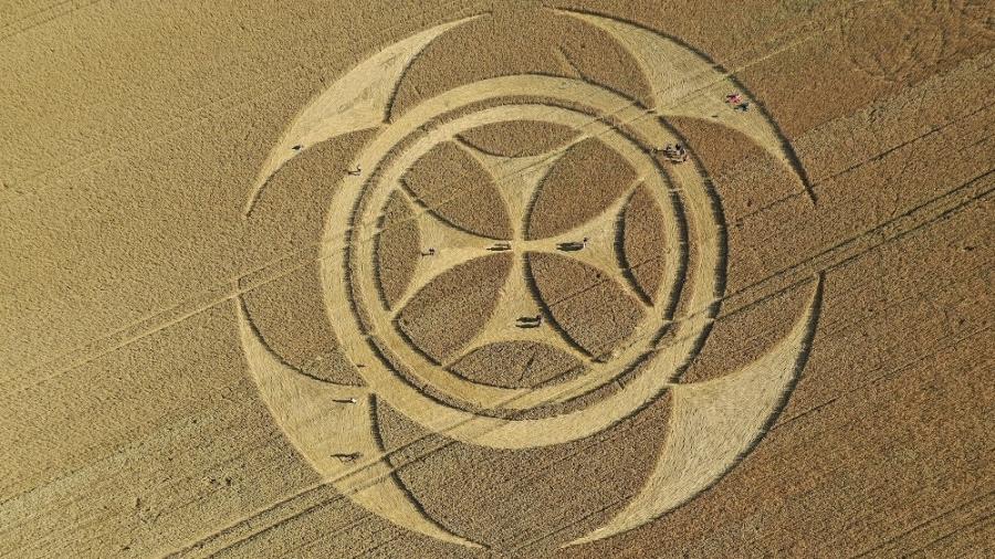 Imagem aérea mostra símbolo misterioso que apareceu em um campo de trigo em Vimy, na França - Pascal Rossignol/Reuters