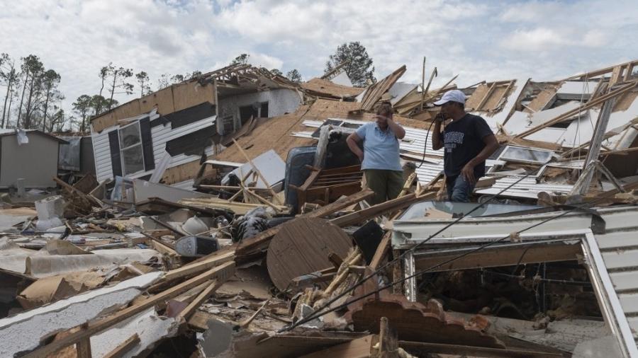 Casal lamenta casa destruída após a passagem do furacão Laura em Louisiana, nos Estados Unidos - Andrew Caballero-Reynolds/AFP