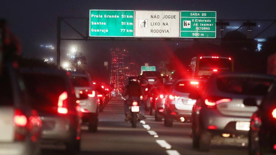 À noite, a rodovia dos Imigrantes ainda tem 23 km de congestionamento no sentido litoral - Agência Estado