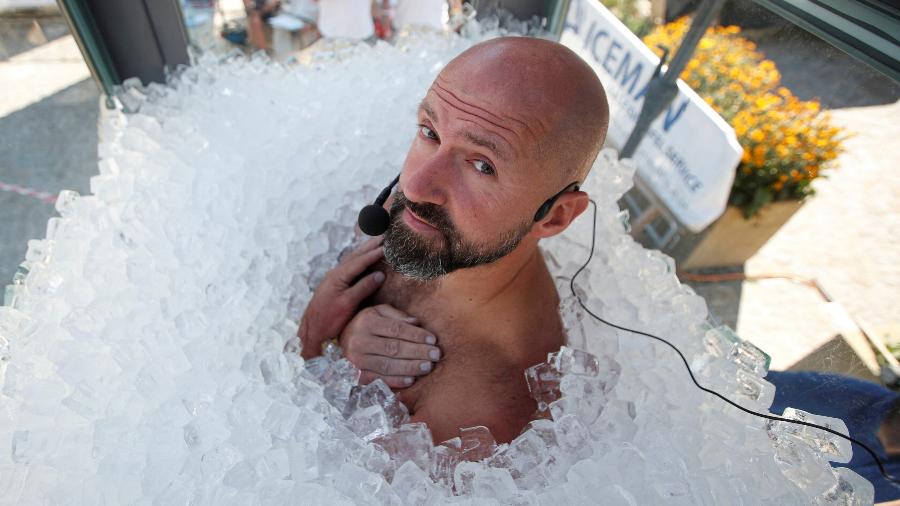 Josef Koeberl ficou mais de duas horas submerso em cubos de gelo, usando apenas um calção de banho - LEONHARD FOEGER/REUTERS