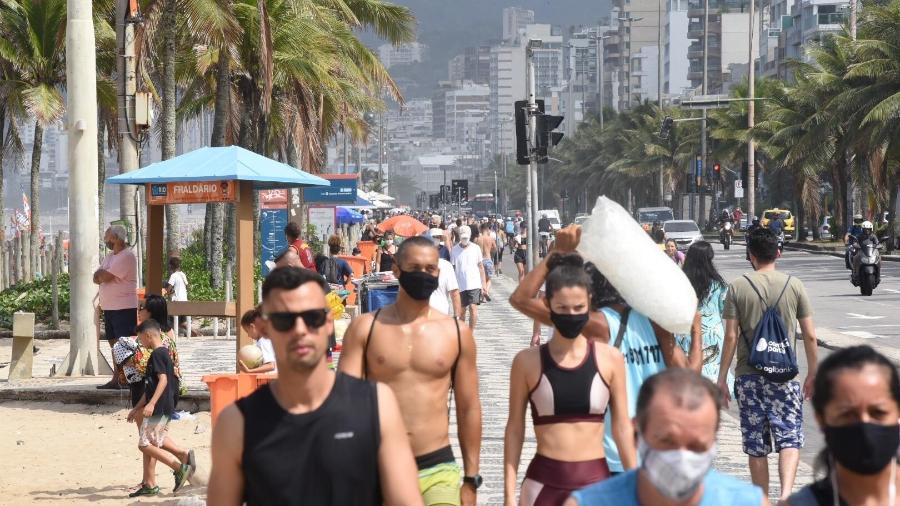 A movimentação nas orlas do Rio de Janeiro voltaram a cresce após o decreto que liberou a circulação na área - GABRIEL BASTOS/ESTADÃO CONTEÚDO