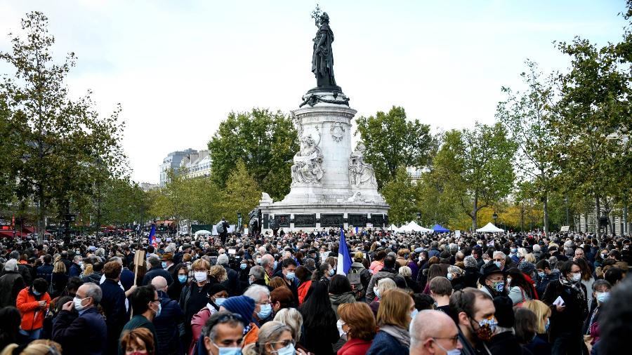 18.out.2020 - Pessoas se reúnem em Paris em homenagem ao professor de história Samuel Paty - BERTRAND GUAY / AFP