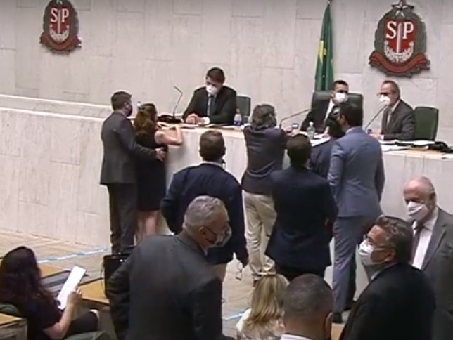 Alesp: Deputada registra queixa contra colega por passada de mão