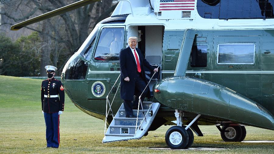 20 jan. 2021 - Donald Trump embarca no Marina One, saindo da Casa Branca pela última vez em seu mandato - Por Makini Brice e Steve Holland