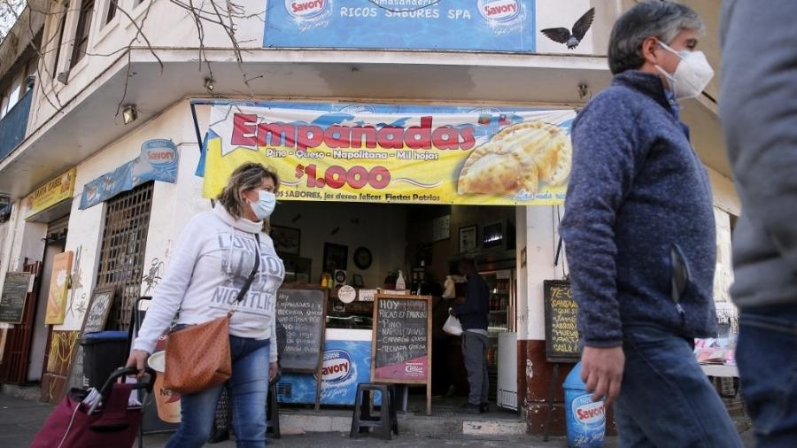 10.jun.2021 - Movimentação de pessoas em uma área comercial em Santiago, no Chile - Javier Torres/AFP