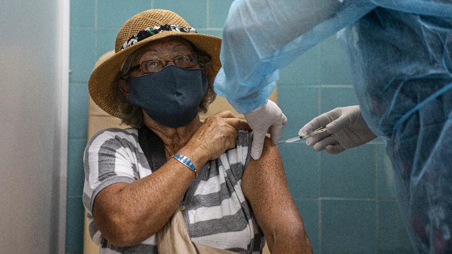 Idosa é vacinada contra a covid-19 no Hospital Pereira Rossell, em Montevidéu, Uruguai - Ernesto Ryan/Getty Images