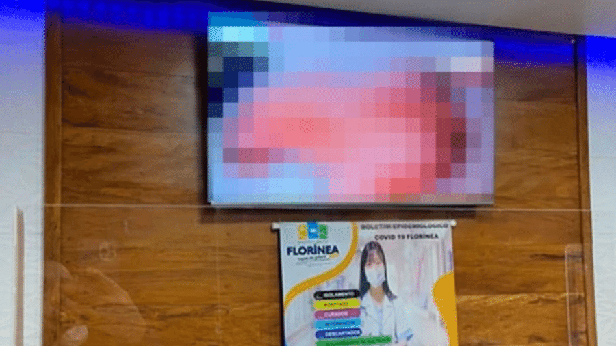 Fotos de TV exibindo filme pornô chegaram a prefeitura, que acionou polícia - Reprodução/Facebook