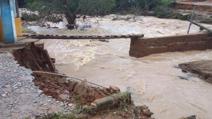 Ponte de acesso ao povoado de Dois de Abril, em Minas Gerais foi destruída pelas chuvas - Arquivo pessoal