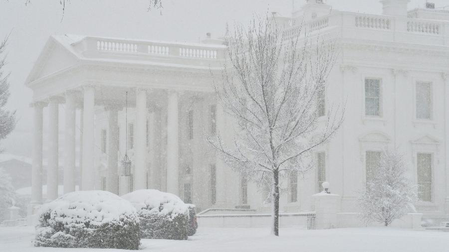 Casa Branca, onde tempestade de inverno afetou transporte e forçou fechamento de escolas e serviços federais em Washington nesta segunda-feira, 3 de janeiro - NICHOLAS KAMM/AFP