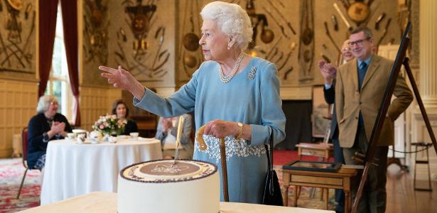 05.fev.22 - A rainha Elizabeth 2ª corta um bolo para comemorar o início do Jubileu de Platina durante uma recepção no salão de baile da Sandringham House, a residência da rainha em Norfolk