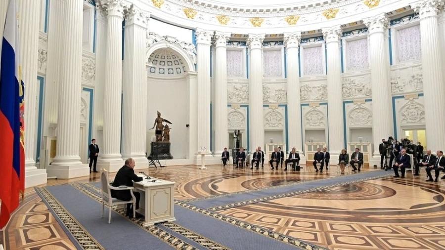 Nos dias que antecederam a invasão, a TV russa transmitiu uma sessão do conselho de segurança de 30 membros do presidente Putin - Russian Presidency