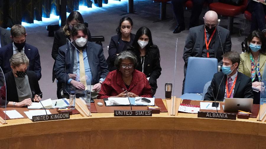 11.mar. 22 - Embaixadora dos EUA na ONU, Linda Thomas-Greenfield, fala durante uma reunião de emergência do Conselho de Segurança da ONU, em Nova York - TIMOTHY A. CLARY / AFP
