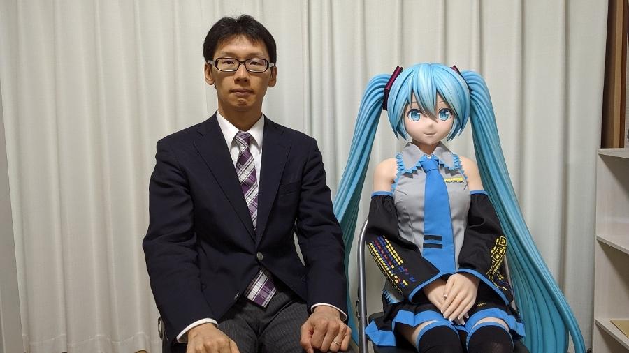 Akihiko Kondo ao lado da representação de Hatsune Miku  - Reprodução/Twitter/Akihikokondosk