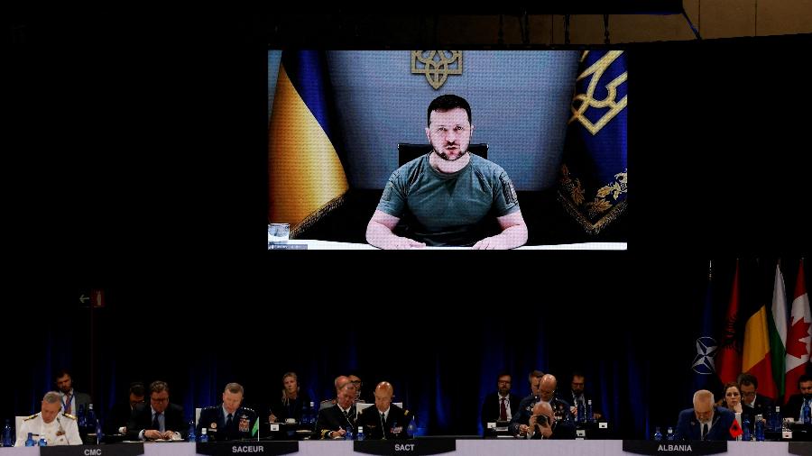 29.jun.22 - O presidente da Ucrânia, Volodymyr Zelenskiy, aparece na tela durante uma cúpula da OTAN em Madri, Espanha - YVES HERMAN/REUTERS