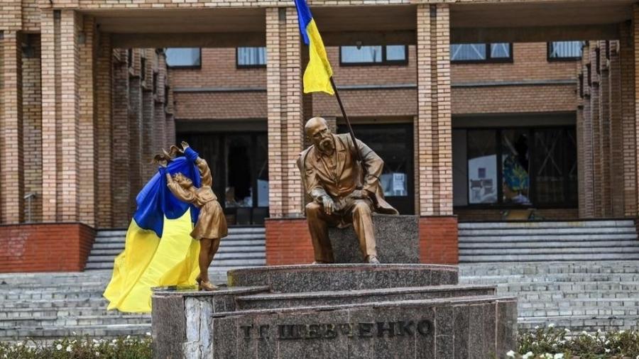 Bandeiras da Ucrânia foram colocadas em uma praça em Balakliya, na região de Kharkiv - Getty Images