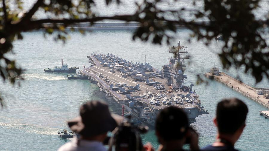 O porta-aviões da Marinha dos EUA USS Ronald Reagan se aproxima de um porto em Busan - Yonhap via REUTERS
