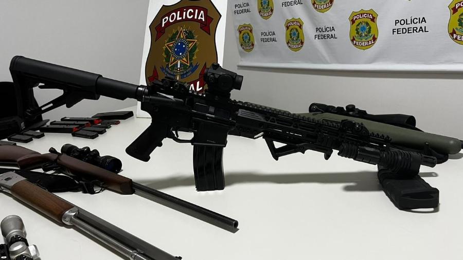 Armas apreendidas pela PF durante operação contra organizadores de atos antidemocráticos em Santa Catarina; ação foi autorizada pelo STF - 15.dez.22 - Polícia Federal