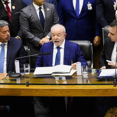 Lula entre os presidentes da Câmara e do Senado