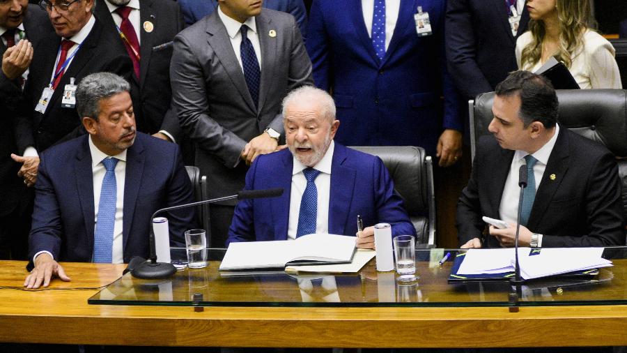 Lula entre os presidentes do Senado, Rodrigo Pacheco, e da Câmara, Arthur Lira