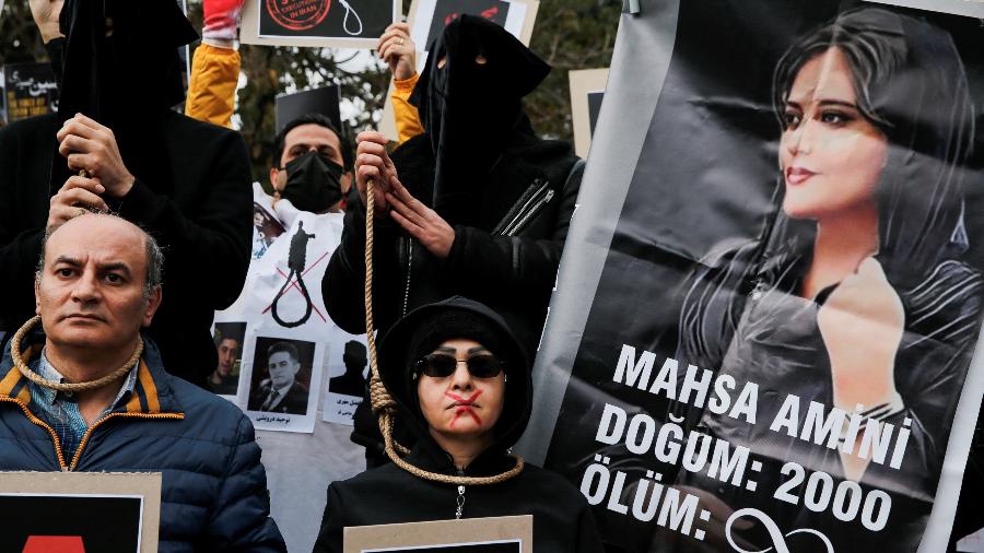 10.dez.23 - Pessoas participam de protesto contra o regime islâmico do Irã após a morte de Mahsa Amini, em Istambul, Turquia - DILARA SENKAYA/REUTERS
