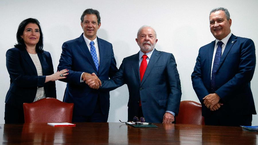 A ministra Simone Tebet (Planejamento), o ministro Fernando Haddad (Fazenda), o presidente Lula (PT) e o ministro-chefe da Casa Civil, Rui Costa, em reunião no Palácio do Planalto