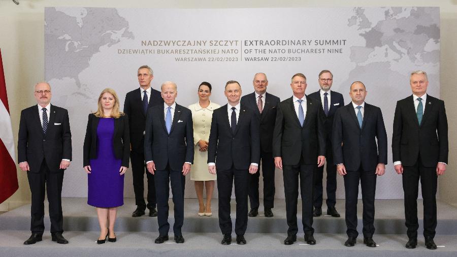O presidente dos EUA, Joe Biden, ao lado do secretário-geral da OTAN, Jens Stoltenberg, e outros membros durante a visita de Biden à Polônia - 22.fev.2023 - Przemyslaw Keler/KPRP via Reuters