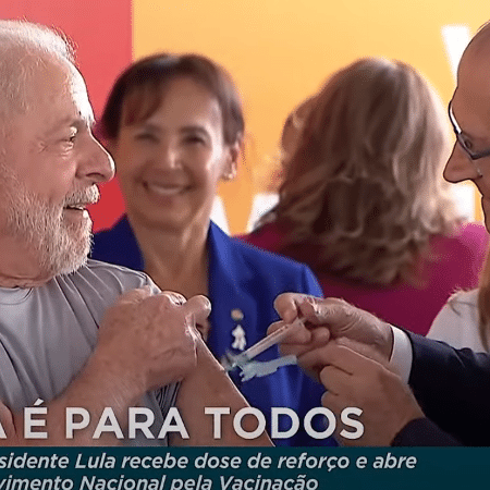 Vice-presidente Geraldo Alckmin vacina o presidente Lula contra a covid-19