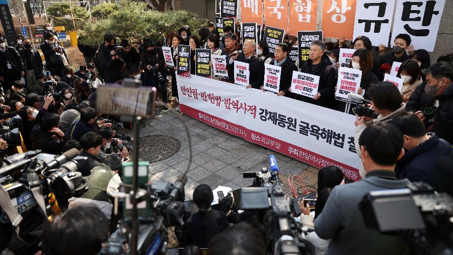 Ativistas sul-coreanos protestam contra plano do governo; organizações de defesa de 15 das vítimas exigem desculpas públicas e contribuições diretas de duas empresas japonesas - KIM HONG-JI/REUTERS