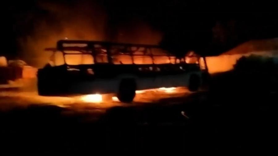 Veículos foram incendiados, bases da PM e prédios públicos foram atacados entre meia-noite e 2h  - Reprodução de vídeo