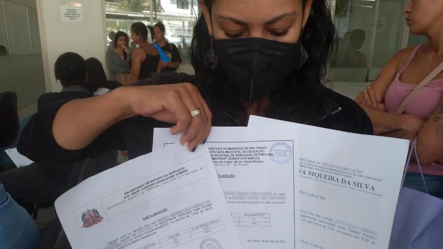 Devanir Moraes, de São Paulo, teve o Bolsa Família bloqueado em março por suposta falta dos filhos na escola; na foto, ela mostra que a frequência foi de quase 100% - Amanda Rossi/UOL