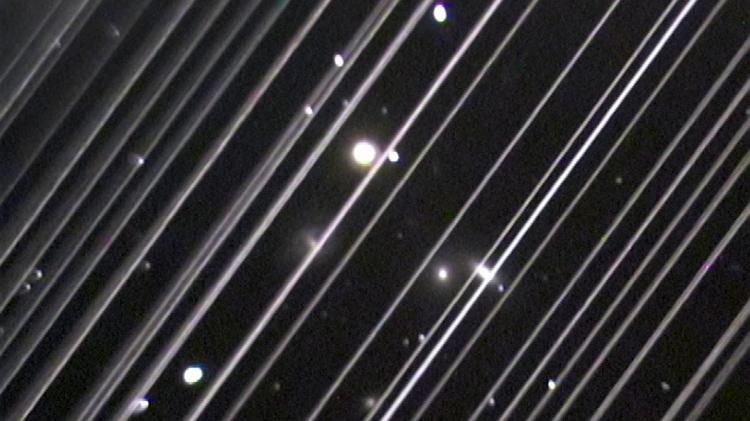 Longa exposição de um grupo distante de galáxias do Observatório Lowell, no Arizona (EUA), foi marcada por linhas diagonais da luz refletida por satélites da Starlink Longa exposição de um grupo distante de galáxias do Observatório Lowell, no Arizona (EUA), foi marcada por linhas diagonais da luz refletida por satélites da Starlink