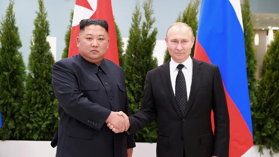Kim Jong Un (à esquerda), líder da Coreia do Norte e o russo Vladimir Putin se cumprimentam em foto de arquivo originalmente publicada em 25/4/2019