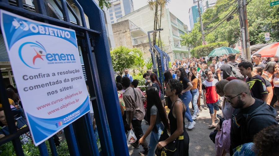 Candidatos chegam a local de prova do Enem 2023, em São Paulo