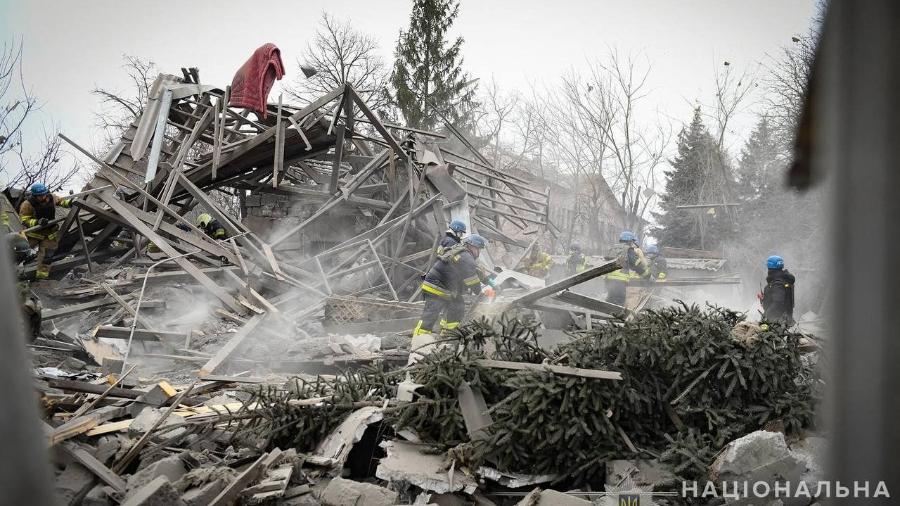 29.dez.2023 - Bombeiros e policiais ucranianos trabalhando em um local após um ataque com foguete na cidade de Zaporizhya, em meio à invasão russa da Ucrânia 
