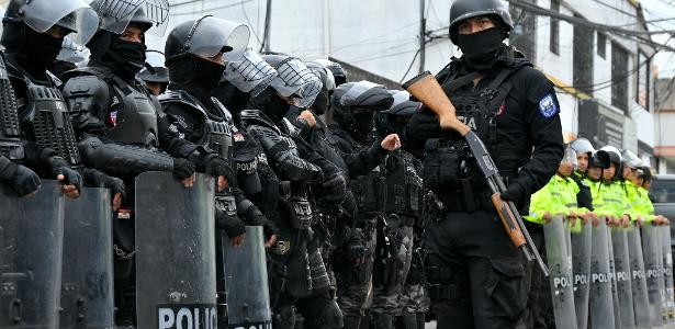 Apoiados pelo Exército, policiais do Equador se preparam para operação após incidentes em presídio de Quito