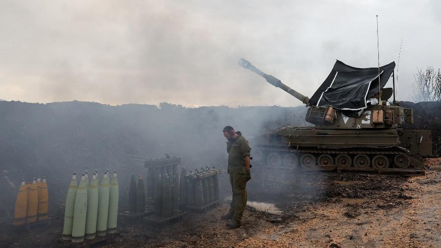 Soldado israelense ao lado de unidade móvel de artilharia na fronteira entre Israel e Líbano [imagem de arquivo]