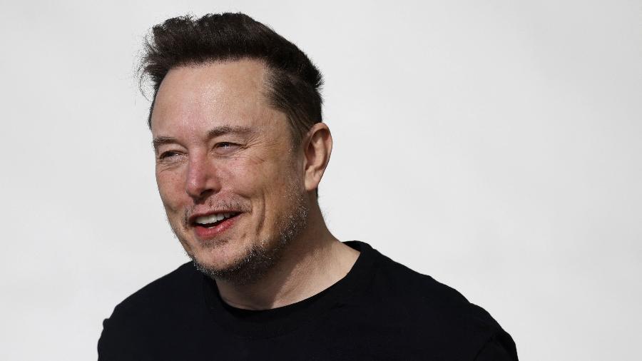 13.mar.2024 - O dono do X, Elon Musk, durante visita à fábrica de carros elétricos da Tesla em Gruenheide, na Alemanha