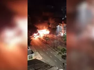 Ônibus são incendiados durante manifestação em Porto Alegre; cidade ainda tem bairros alagados