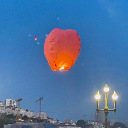 Balão no céu da noite do São João do Porto, Portugal
