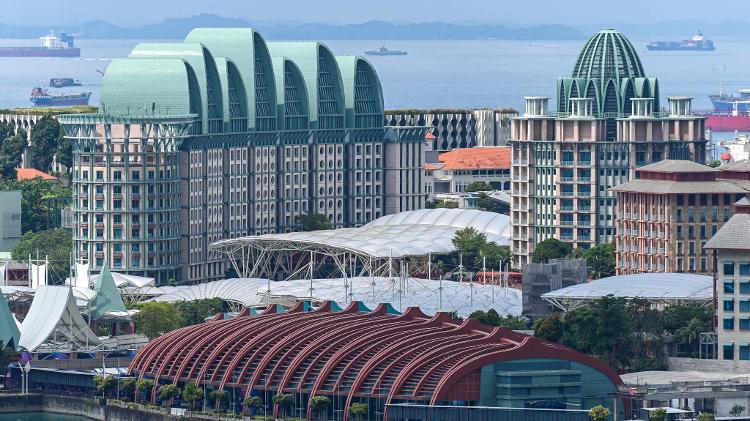 Vista geral dos edifícios comerciais do Resort World Sentosa em Singapura