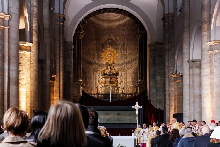 Fiéis que acreditam que o Sudário é mesmo a mortalha de Jesus veneram a relíquia na Itália